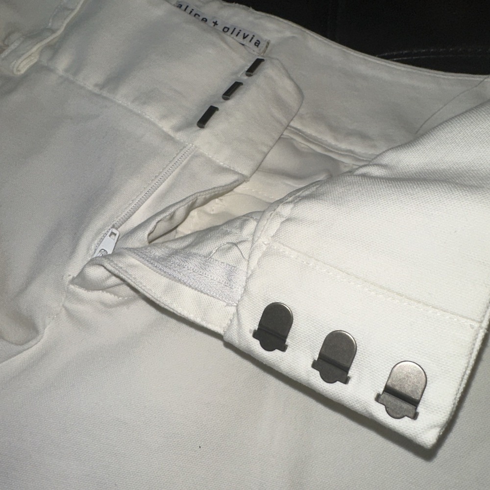 Alice + Olivia Women Size 6 Cotton Zipped Hook and Eye Cuffed Shorts White - Picture 5 of 9